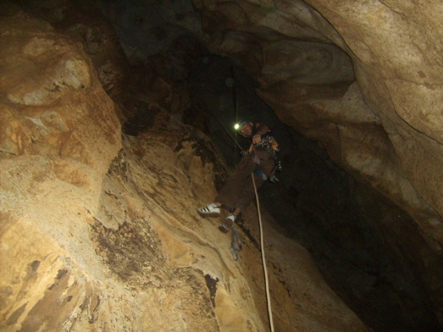  Rapel em cavernas 